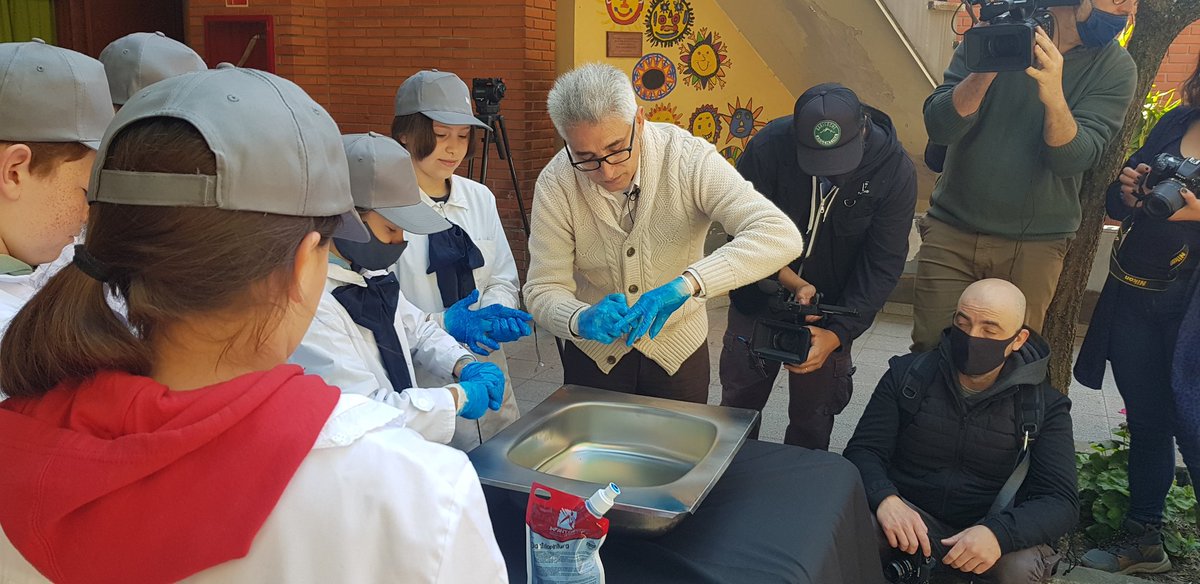 ANEP_Uruguay's tweet photo. El Dr. Juan Ignacio Gil, especializado en historia de la medicina, realiza una demostración del correcto lavado de manos con los niños @OSE_Uruguay  @Ceip_Anep https://t.co/0vcIUW6Nfe