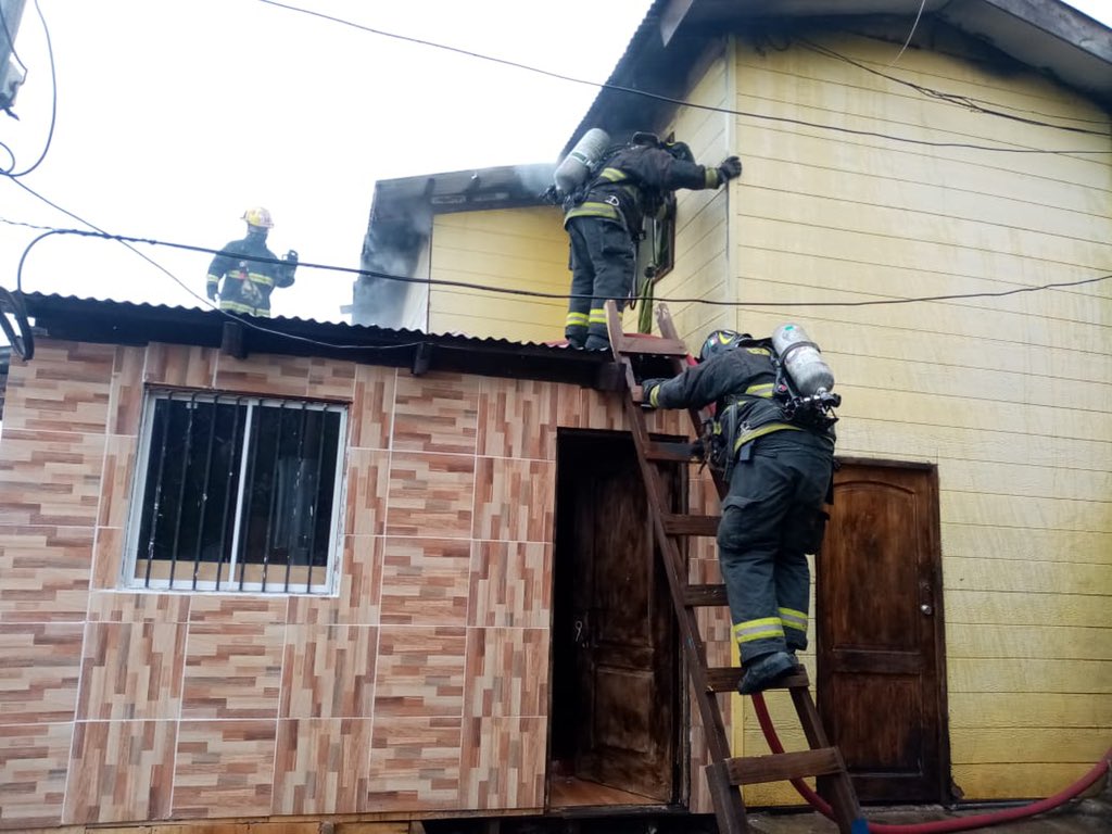 EmergMuniValpo's tweet photo. En estos momento equipo #Diproce trabajando en conjunto con @CBV1851 y coordinando con los damnificado para la entrega de ayuda, en el incendio en calle Germán Riesco 1850, cerro Placeres que afectó a una vivienda. https://t.co/EMHvmHAhJM