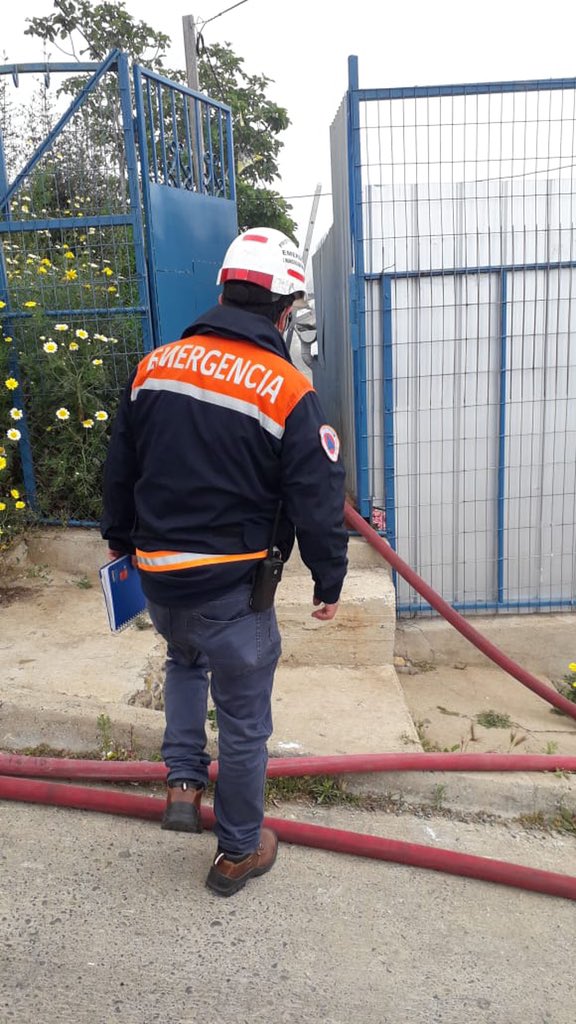 EmergMuniValpo's tweet photo. En estos momento equipo #Diproce trabajando en conjunto con @CBV1851 y coordinando con los damnificado para la entrega de ayuda, en el incendio en calle Germán Riesco 1850, cerro Placeres que afectó a una vivienda. https://t.co/EMHvmHAhJM