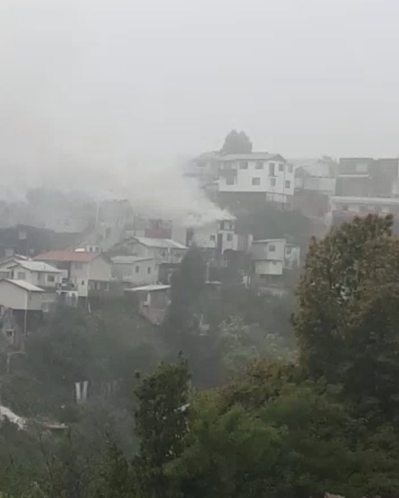 EmergMuniValpo's tweet photo. En estos momento equipo #Diproce trabajando en conjunto con @CBV1851 y coordinando con los damnificado para la entrega de ayuda, en el incendio en calle Germán Riesco 1850, cerro Placeres que afectó a una vivienda. https://t.co/EMHvmHAhJM