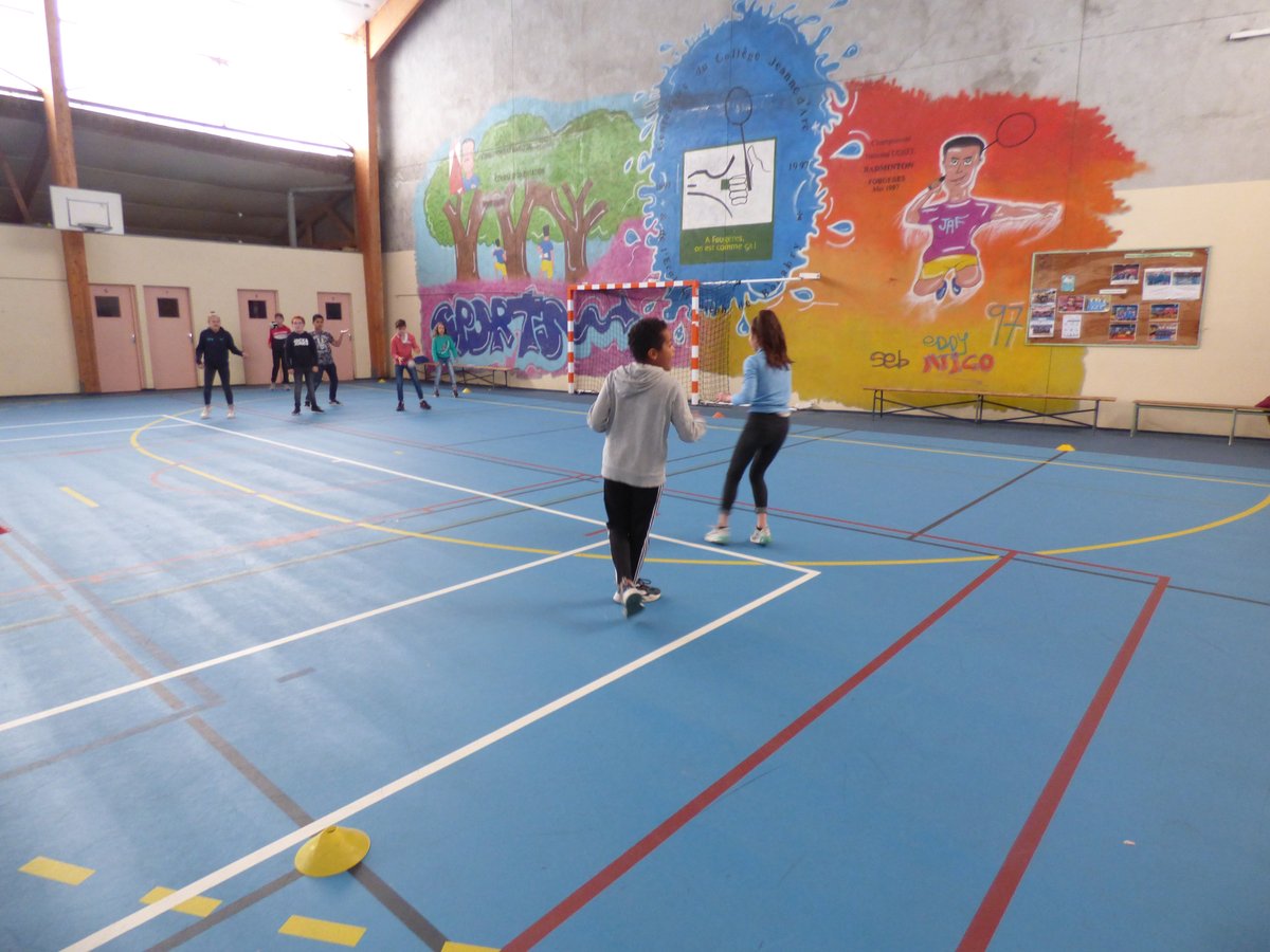 FougeresJA's tweet photo. Hier avait lieu la journée de formation des délégués du collège. Cette journée était centrée autour de 3 thèmes : la cohésion ; le conseil de classe, avant, pendant et après et le harcèlement scolaire. https://t.co/SuCVvNxd1F
