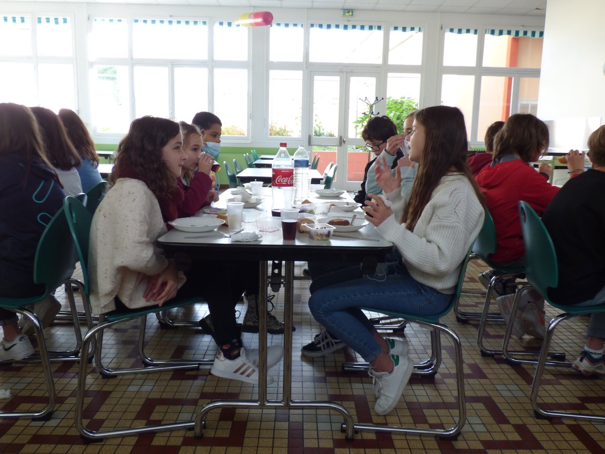 FougeresJA's tweet photo. Hier avait lieu la journée de formation des délégués du collège. Cette journée était centrée autour de 3 thèmes : la cohésion ; le conseil de classe, avant, pendant et après et le harcèlement scolaire. https://t.co/SuCVvNxd1F