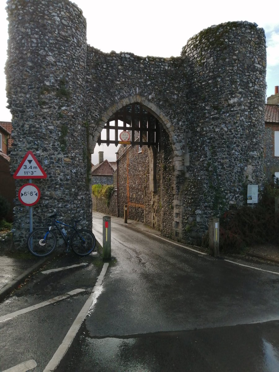 HarriermanPhil's tweet photo. Nice spin out along #peddarsway in part, from #Massingham to #Pickenham return, then lunch in the @DabblingDuckGM @WoodfordesBeer plus #burger Happy days https://t.co/P4mhhWTZBs