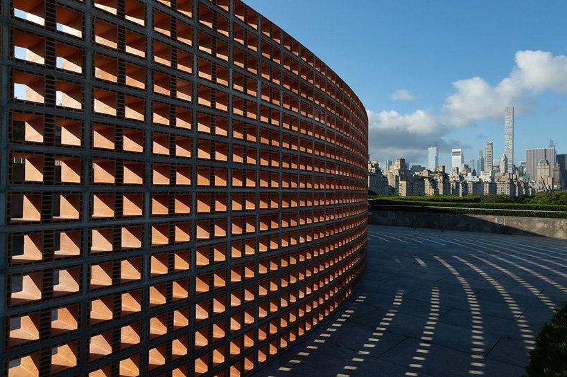 onlinevisualart's tweet photo. Designboom_mexican artist hector zamora has installed lattice detour — a site-specific work for the met’s roof garden in new york. 
Read More:
https://t.co/B3EoJOZDcO

#hectorzamora #hector_zamora #newart #architecture #installationart https://t.co/F2YgwqzWfs