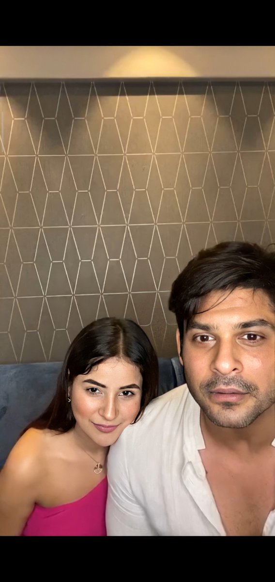 Pri_9892's tweet photo. #SidNaaz
1st Live together ❤⚫😘
@sidharth_shukla @ishehnaaz_gill https://t.co/k7dOskA3Vo