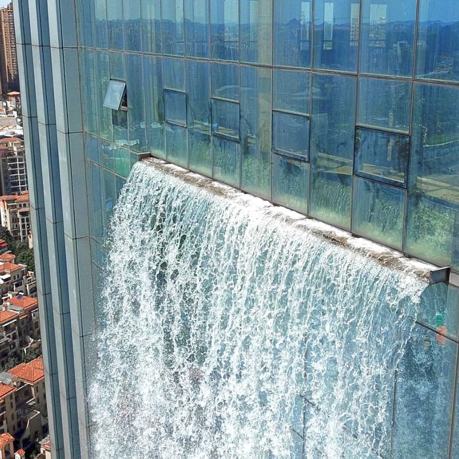 Ambasciata Repubblica Popolare Cinese In Italia Immaginate Una Cascata Che Si Riversa Da Un Edificio Alto 100 Metri Nel Centro Di Una Citta A Guiyang In Cina Una Simile Fantasia