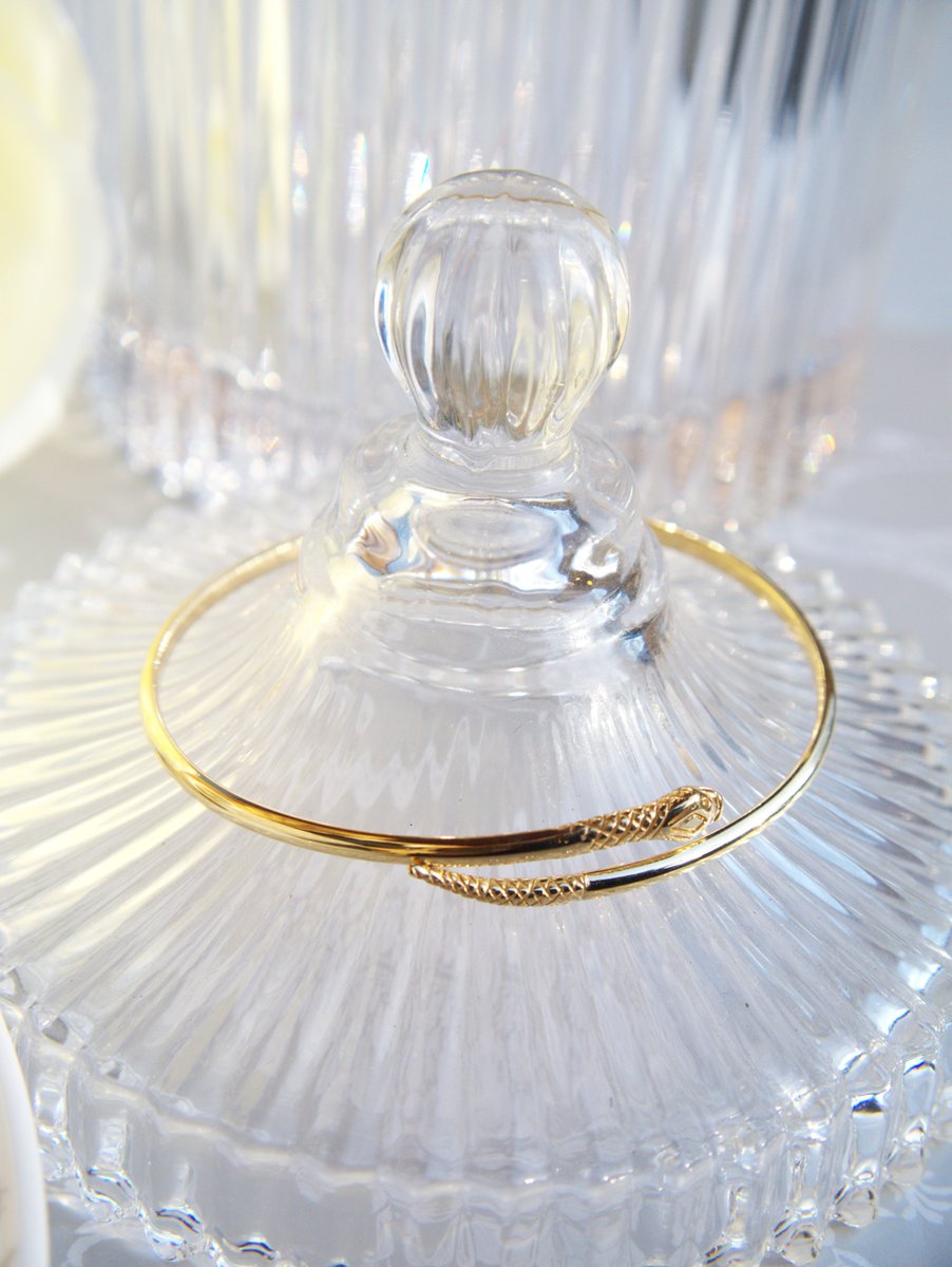 chainsofgolduk's tweet image. What’s not to love about this fantastic 9ct yellow gold snake bangle? 🐍

Featuring a flexible wire making it easier for you put it on and off and adjust to fit. Comfortable, lightweight yet durable.

Shop with confidence 🛒 
chainsofgold.co.uk/shop/9ct-yello…