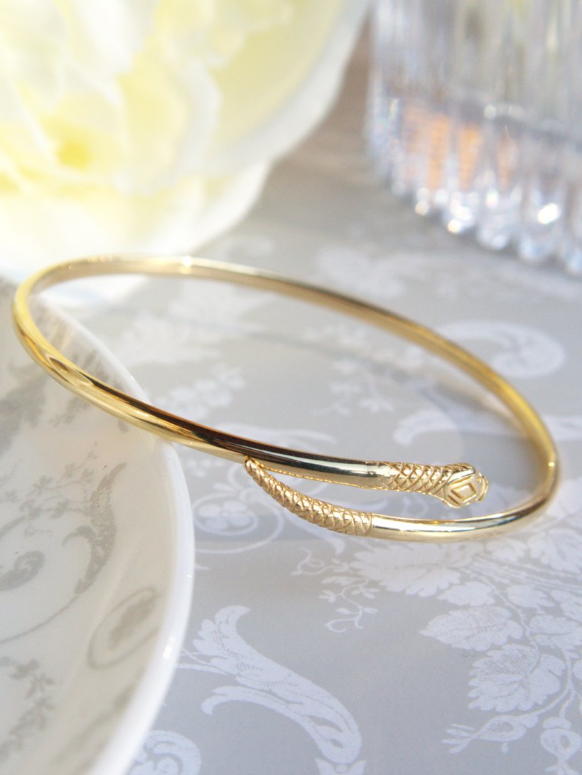 chainsofgolduk's tweet image. What’s not to love about this fantastic 9ct yellow gold snake bangle? 🐍

Featuring a flexible wire making it easier for you put it on and off and adjust to fit. Comfortable, lightweight yet durable.

Shop with confidence 🛒 
chainsofgold.co.uk/shop/9ct-yello…