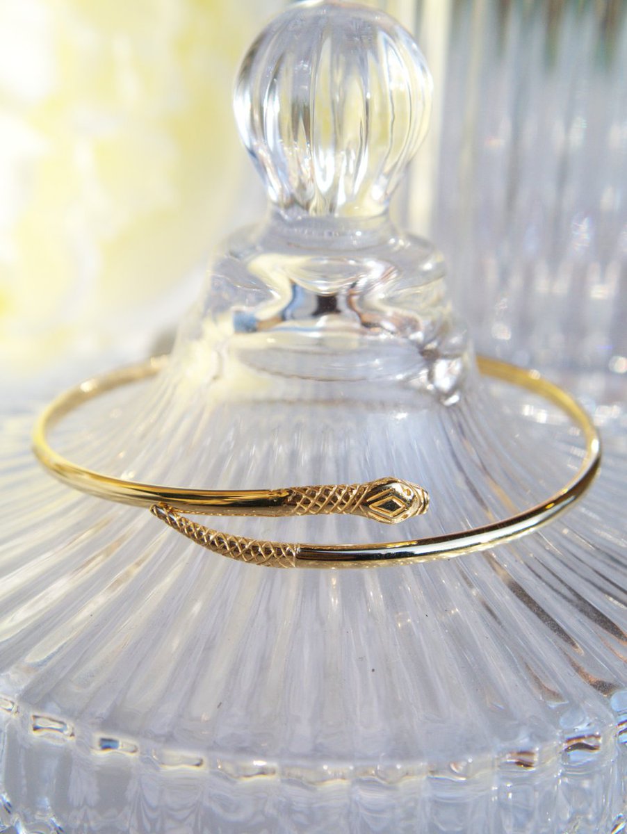 chainsofgolduk's tweet image. What’s not to love about this fantastic 9ct yellow gold snake bangle? 🐍

Featuring a flexible wire making it easier for you put it on and off and adjust to fit. Comfortable, lightweight yet durable.

Shop with confidence 🛒 
chainsofgold.co.uk/shop/9ct-yello…
