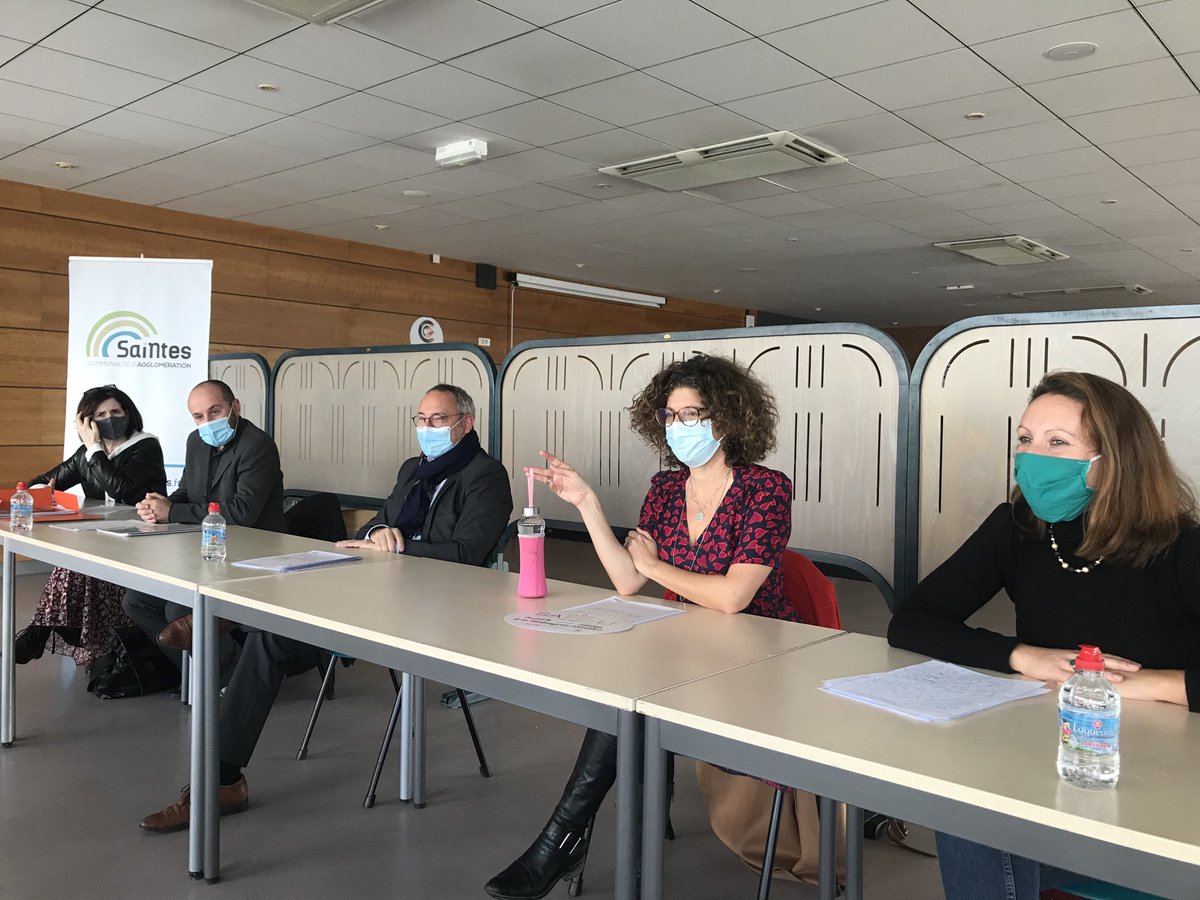 Mat_Rouault's tweet photo. La #cdasaintes met en place la démarche « Safeli » de lutte contre les perturbateurs endocriniens dans ses crèches et devient territoire référence au niveau départemental de l’⁦@ARS_NAquit⁩. ⁦@brunoDRAPRON⁩ et les partenaires présentent le dispositif à la presse. https://t.co/2nljwjjQSU