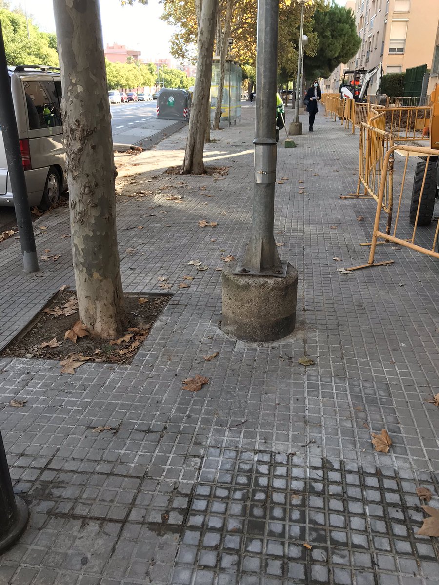 Margara_S's tweet photo. ¿Algún obstáculo más? #Accesibilidad #CarreraDeObstáculos #DiversitatFPT #ShareDiversitas https://t.co/vhiTcQ2liK