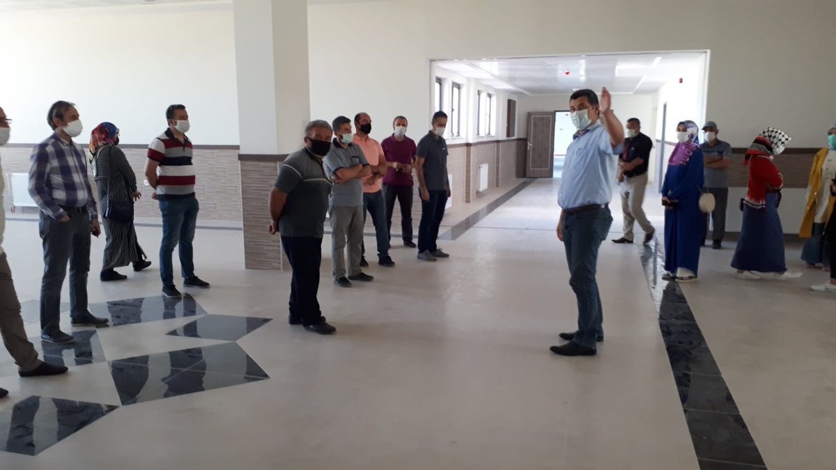 Uluslararası Tokat Anadolu İmam Hatip Lisesi beşinci sınıf öğrencilerimiz ekrandan tanıdıkları öğretmenleri ile yüz yüze tanışma etkinliğine katıldılar ve yeni okullarını ziyaret ettiler.
Okul, sizinle güzel çocuklar.
Hoşgeldiniz. https://t.co/j2bgcHhBN3