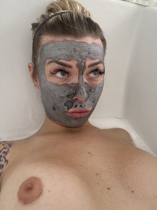 Face mask while I decide what I wanna do today https://t.co/eIv5tiEIAH