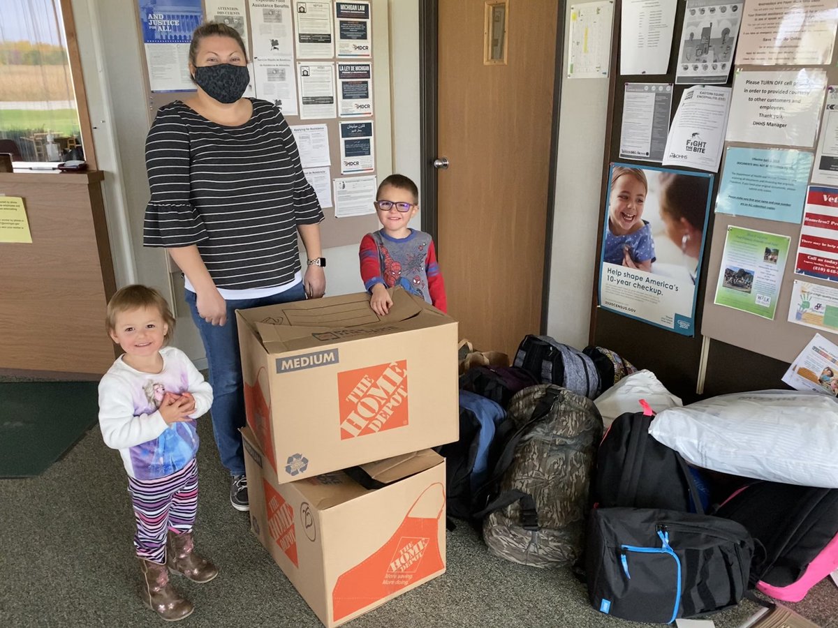 EngelhardFarms's tweet photo. Our future #Rotarians lent a hand  this morning to drop off 12 overflowing book bags (full of clothes), ￼pillows, coloring books, school supplies, toys/comfort items￼ and 50 toiletry bag pouches￼ for youth who enter into #fosterhomes due to emergency situations #community https://t.co/qladZAAPph