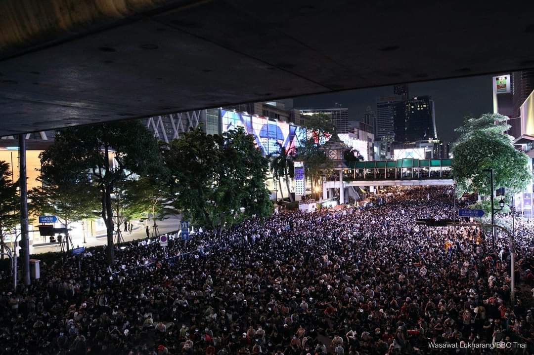 Ppppppp07323241's tweet photo. เรามองภาพพวกนี้ เรารู้สึกสงสาร ทำไมประเทศของเรา ถึงไม่เจริญ ไม่พัฒนาสักที่ จะต้องมีอีกกี่รุ่น ที่ต้องออกมาเรียกร้องสิทธิ์ เมื่อไหร่ ผู้นำจะเลิกบ้าอำนาจเงิน สงสาร รุ่นลูก ที่อาจจะต้องออกมาเรียกร้องแบบนี้อีก ใน อานาคตข้างหน้า   #15ตุลาไปราชประสงค์ https://t.co/KGPp45sYxy