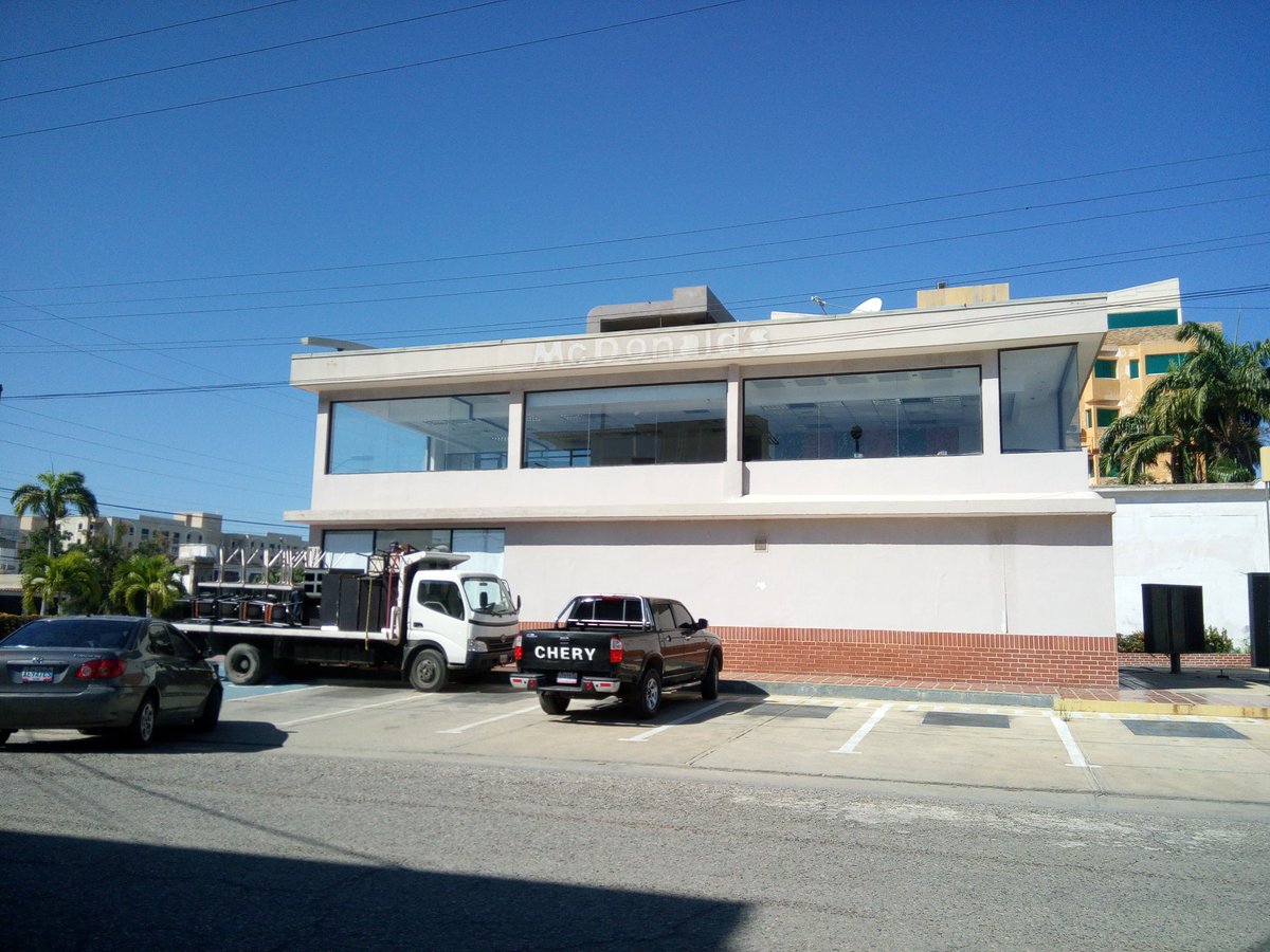 esivira1's tweet photo. Ya Cumaná no va a tener sitios de comida rápida que ofrecer hoy se están llevando todo el mobiliario y avisos de Mac Donald de la avenida Gran Mariscal. Cuántos jóvenes se quedaron sin trabajo? Que tristeza mi Venezuela bella. Cómo te han destrozado. Pero se que pronto renacerá https://t.co/SJ3PIUECJ7
