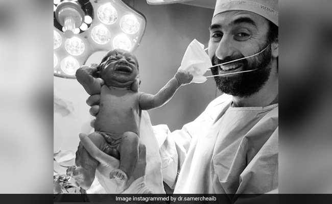 Viral Pic Of Baby Removing Doctor's Mask Becomes Symbol Of Hope
ndtv.com/offbeat/viral-…