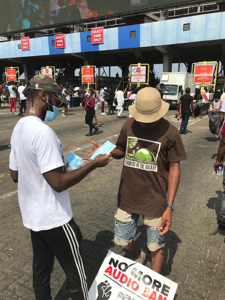 tnflagos's tweet photo. @ChukaAzinge @ChukaAzinge distributing masks to protesters to ensure their safety in the fight against oppression and brutality. #EndSWAT #EndPoliceBrutalityinNigeria #EndSarsNow #StayAwayCovid https://t.co/sRKiuFghXq