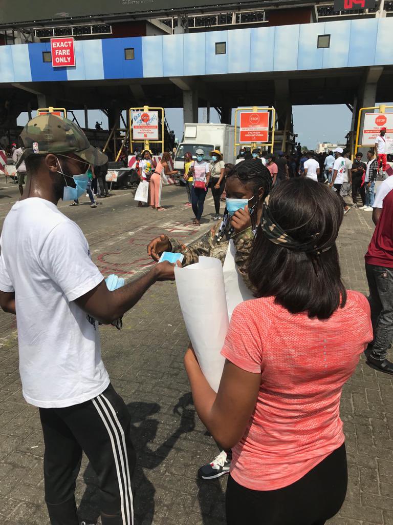 tnflagos's tweet photo. @ChukaAzinge @ChukaAzinge distributing masks to protesters to ensure their safety in the fight against oppression and brutality. #EndSWAT #EndPoliceBrutalityinNigeria #EndSarsNow #StayAwayCovid https://t.co/sRKiuFghXq