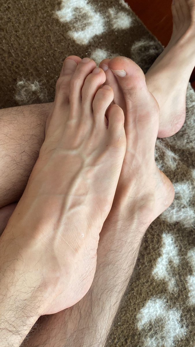 LATINFEETASSCK's tweet photo. TBT #malefootfetish https://t.co/ZRRCpCkXmQ