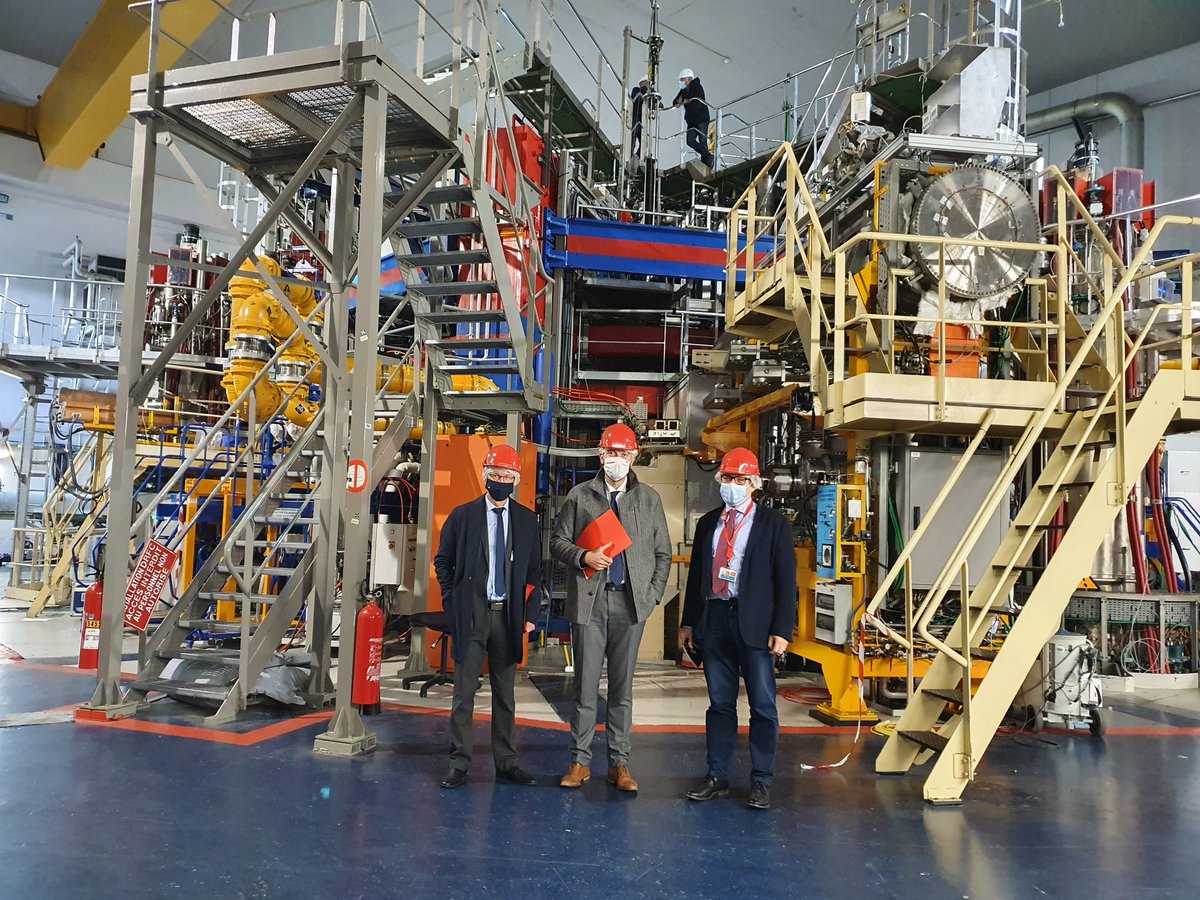 tgassilloud's tweet photo. Visite à #Cadarache avec mon collègue sénateur @StephPiednoir du #tokamak d'essai du @CEA_Officiel West, qui experimente la fusion #nucléaire, préparant ainsi le projet #ITER.
Une technologie qui à terme pourrait fournir de l'énergie illimitée !
#OPESCT #DirectAN https://t.co/4uNzfpgLbT