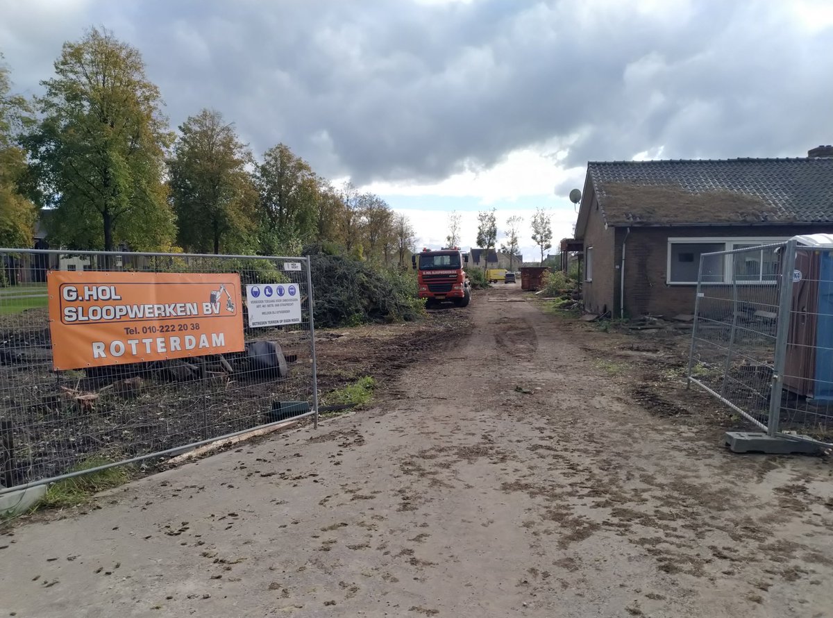 BPWaddinxveen's tweet photo. Asbest sanering, locatie Tweede Bloksweg 36 (Beijerincklaan hoek Parklaan, rotonde met Zuidplaslaan).
Identiek aan grond asbest sanering, van het aansluitende perceel aan Parklaan, heden kavel locatie Polderlaan 73-103 https://t.co/7YxT7j9NKt