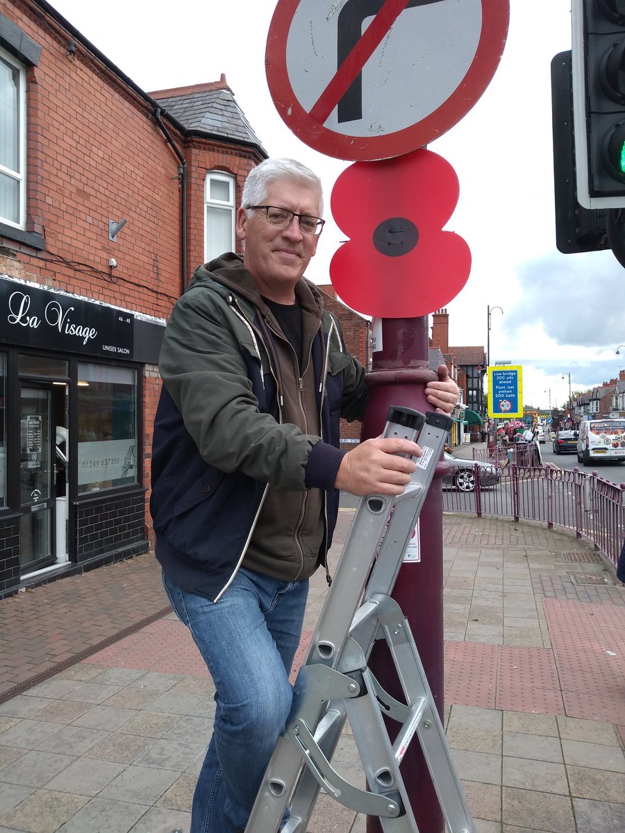 SeanBibby1's tweet photo. Out with Cllr David Evans @DaveEvans77 on the Shotton High Street and Central Drive this afternoon putting poppies up on lampposts for Rememberance Day. https://t.co/3cP9774xZB