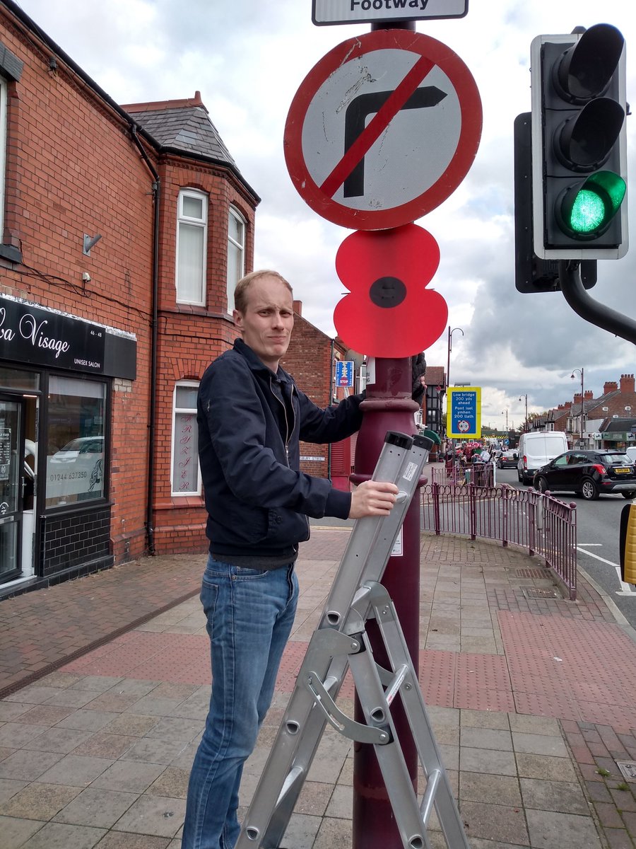 SeanBibby1's tweet photo. Out with Cllr David Evans @DaveEvans77 on the Shotton High Street and Central Drive this afternoon putting poppies up on lampposts for Rememberance Day. https://t.co/3cP9774xZB