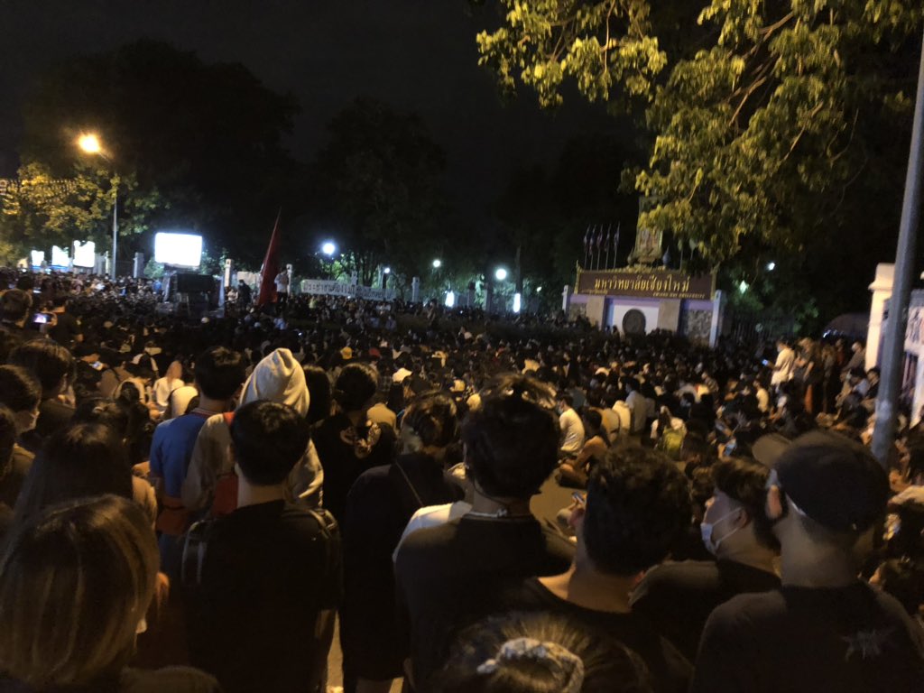 #ทีมมช
แกนนำประกาศ “นอนค้าง”ตรงบริเวณหน้ามหาวิทยาลัยเชียงใหม่เพื่อเรียกร้องให้ปล่อยตัวแกนนำที่ถูกจับไปก่อนหน้า และประกาศจะเคลื่อนเข้าสู่ 4 แยกเมย่าหากไม่มีการตอบรับคำขอภายใน 8 โมงเช้า

ใครพร้อมมาเลยครับ #ม๊อปหน้ามอ มาแล้ว 

#มชงัดข้อเผด็จการ
#15ตุลาไปราชประสงค์