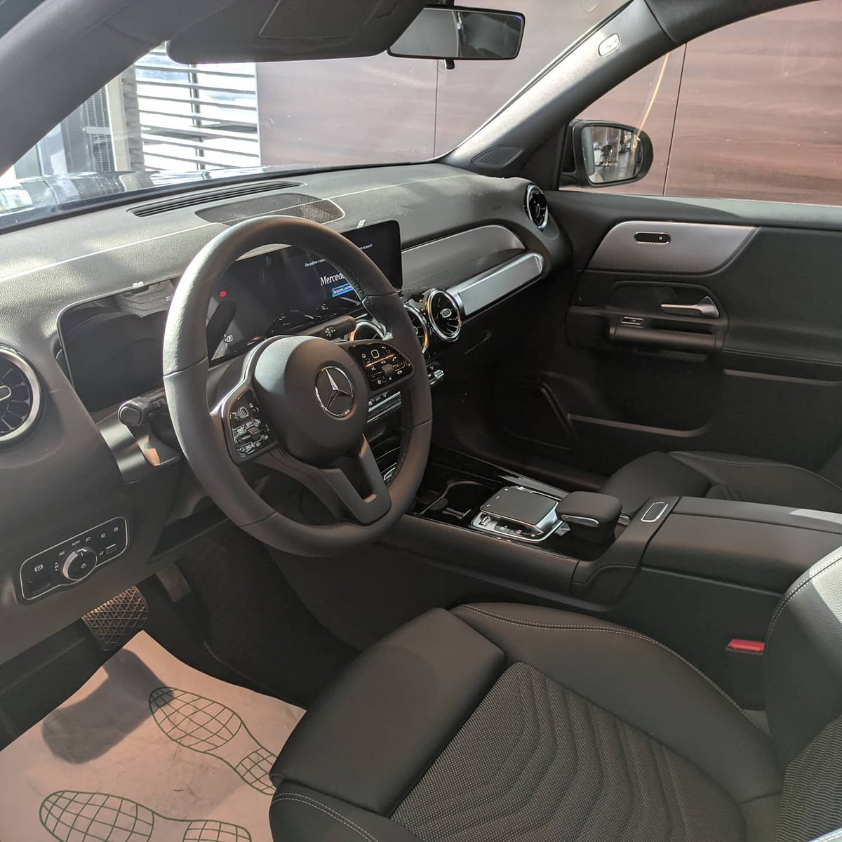 🤗Сегодня выдали Mercedes-Benz GLB 200d 4 Matic Style.

РРЦ 3 260 000 
Забрали за 2 970 000
GLB семейный автомобиль и относится он к классу компактных SUV кроссоверов. В данном автомобиле дизельный мотор 2 литра (150 лс). Крутящий момент 320 Нм. Разгон до 100 км/ч за 9.3 секунды