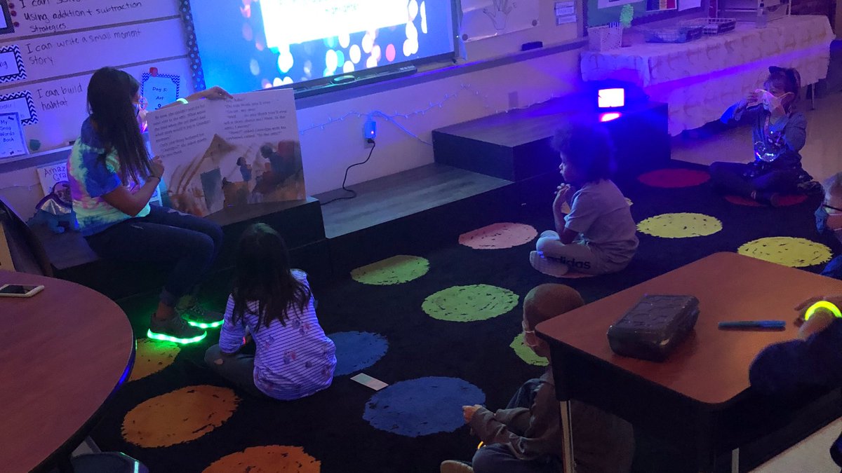 Lakeview_AP's tweet photo. Students having a " glow day" in Mrs. Deeker's class. What a fun way to get students engaged in reading activities! @LVEDeeker @LVEPrincipal @LVEJohnsonAP https://t.co/6JWZUmY6oV