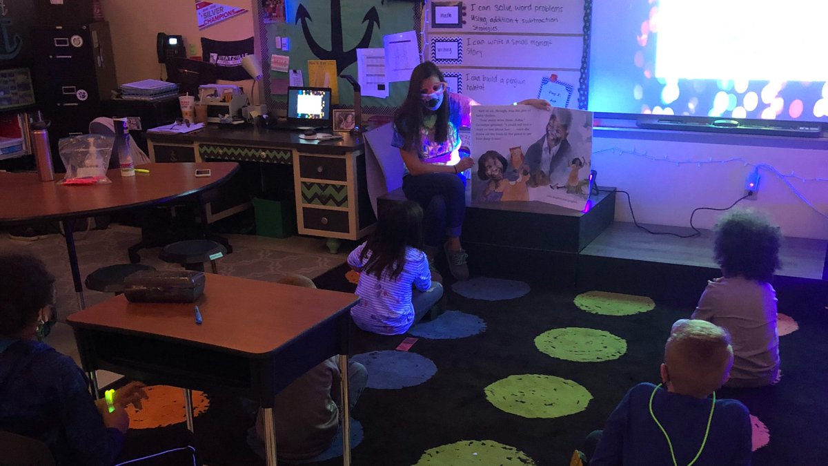 Lakeview_AP's tweet photo. Students having a " glow day" in Mrs. Deeker's class. What a fun way to get students engaged in reading activities! @LVEDeeker @LVEPrincipal @LVEJohnsonAP https://t.co/6JWZUmY6oV
