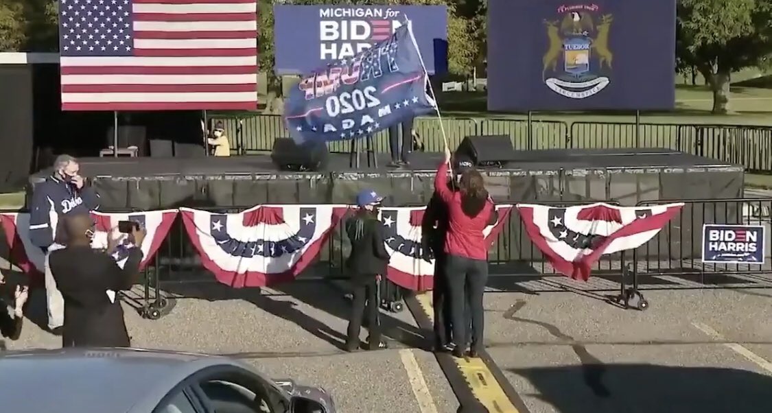jdkusa's tweet photo. @shellsncheezzz So that explains why no one shows up at @JoeBiden @KamalaHarris events! https://t.co/JyhXLAylWT