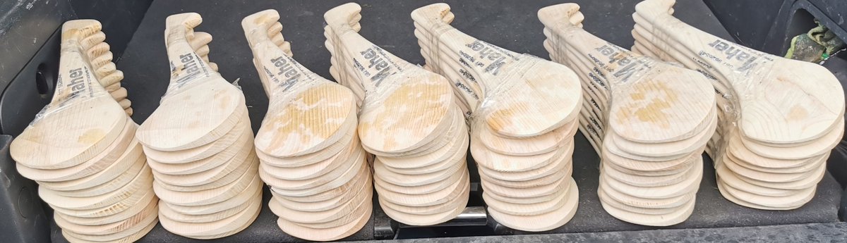 Seamus_byrne1's tweet photo. 😊Great Club/School link idea💪
The Wexford Wands have arrived in @FrORegansCford. to the Juniors and seniors of Monaseed and Craanford Primary schools.
Each child will have their own unique hurl ready to bring to the Clubs Nursey
@wexgaacoaching https://t.co/3NIaQ8rpfp