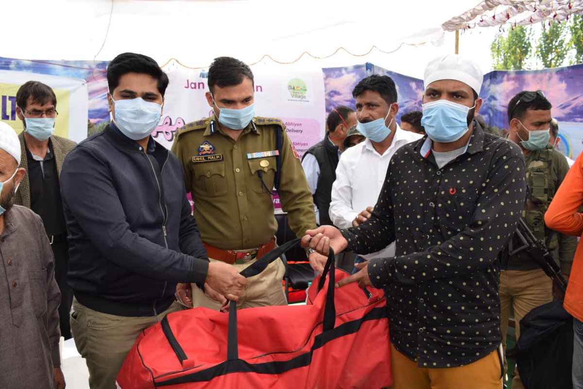 dicbandipora's tweet photo. Deputy Commissioner Bandipora @owais_ias today inspected various ongoing works and participated in public outreach program at #Bonakoot. He also interacted with the people to get the first hand account of the public grievances.
@kansalrohit69
@diprjk
@DDCBandipora https://t.co/i48l6CaRrN