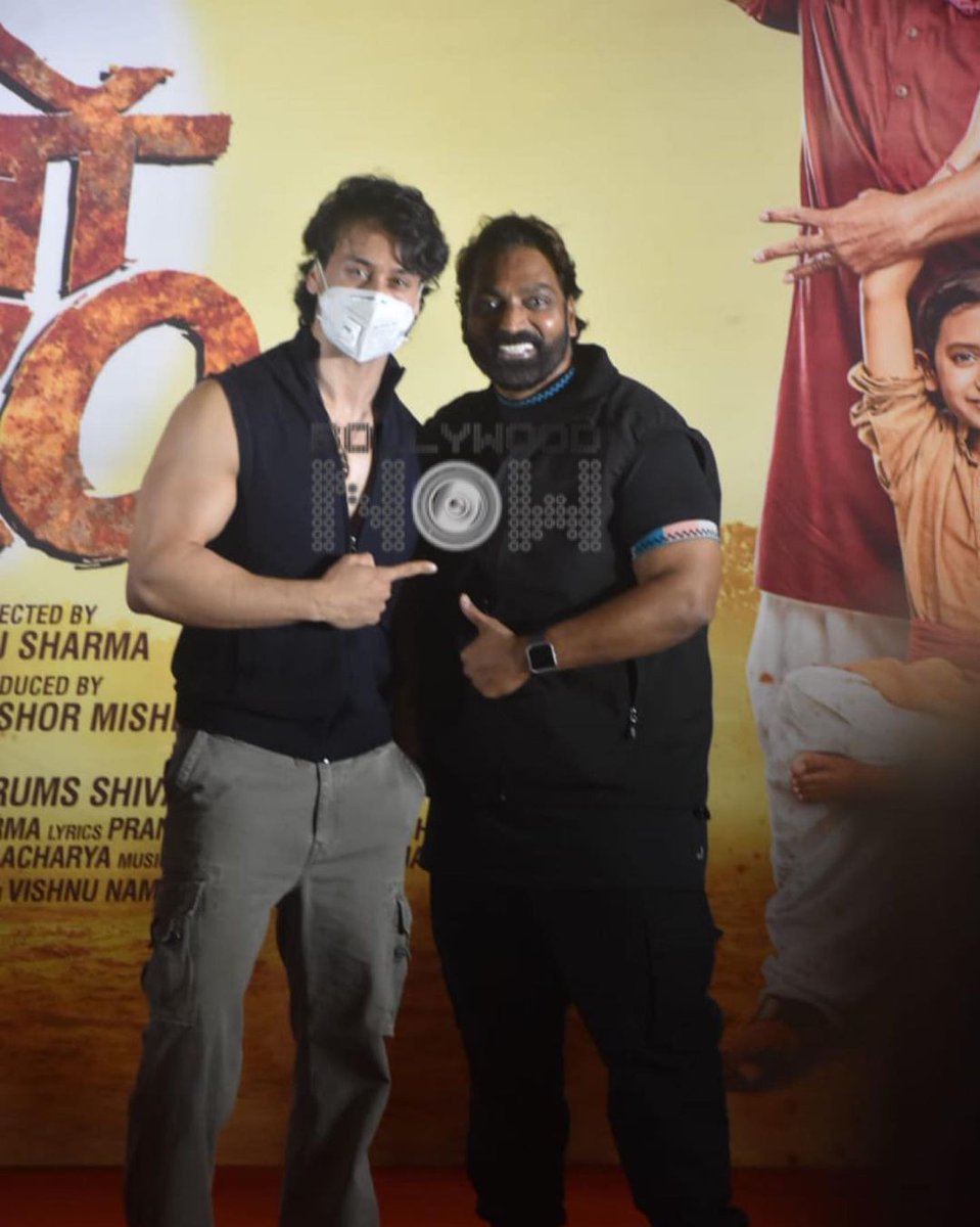 Tiger Shroff at the poster launch of #DehatiDisco with Ganesh Acharya 😍😍❤️❤️

Looking amazing as always 👌

@iTIGERSHROFF love u hero ❤️

#TigerShroff