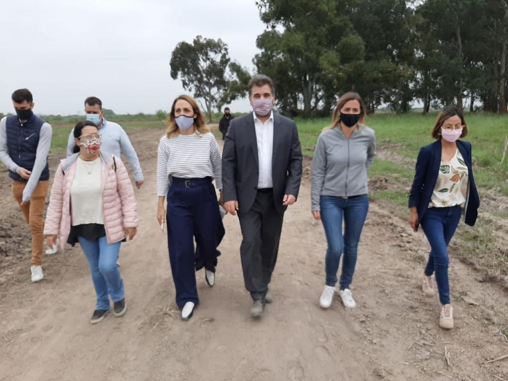florenciarietto's tweet photo. Estamos en Guernica. Es urgente aplicar la ley y restablecer el orden. Tomar tierras es delito. Sin excusas. #TomemosLaLeyEnSerio https://t.co/wHg7hj4tVm