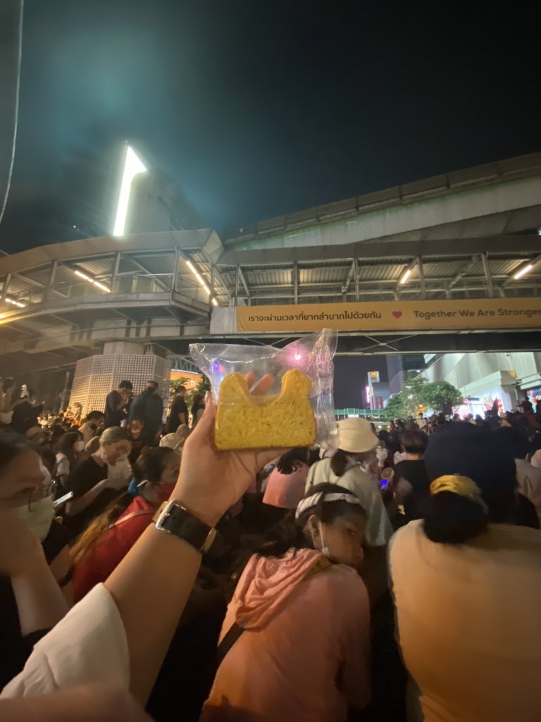 peaceosaurus1's tweet photo. มีน้องนักเรียนเดินแจก ขนมปังแมว งือออออ แดกอิ่ม แต่ไม่อิ่มเท่ามึงแดกภาษีกูหรอก #สาปพระราชา #15��ุลาไปราชประสงค์ #15ตุลามาราชประสงค์ https://t.co/CjZhrPXhR5