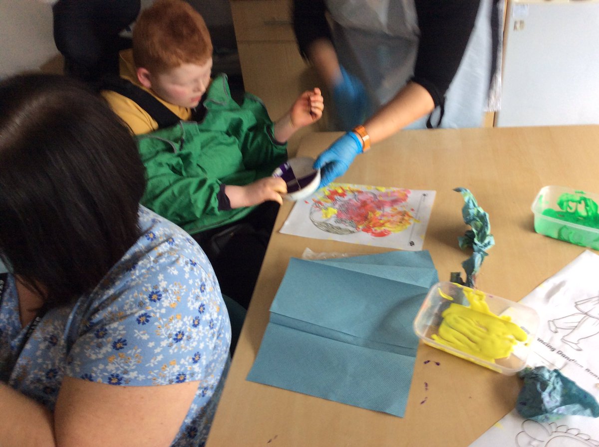 YsgolPenCoch's tweet photo. Hawks class have been celebrating the Navaratri festival this week, we listened to Indian music, we explored traditional objects and decorated pictures #hawksclass https://t.co/qvCYKRqtyC