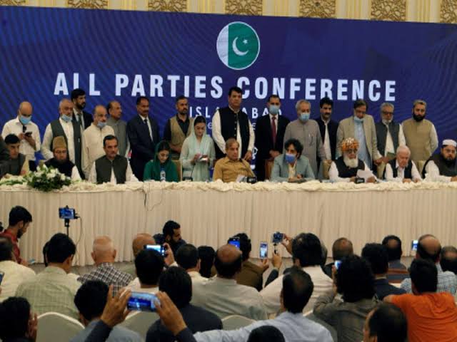 _Zaraar_'s tweet photo. وہ مرد نہیں جو ڈر جاے حالات کے خونی منظر سے
جس دور میں جینا مشکل ہو اس دور میں جینا لازم ہے.

#ہمارا_ٹرک_تیار_ہے https://t.co/uyawvOiEfe