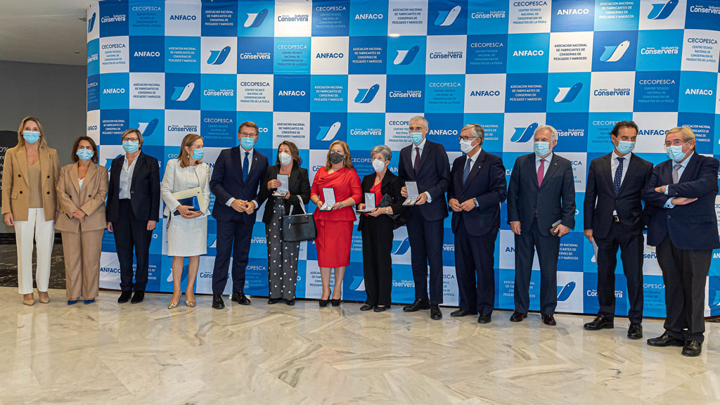 ATIGA_'s tweet photo. 🥇 @axenciaGAIN y lay la eurodiputada
@claraaguilera17 recibieron el pasado viernes la Medalla de oro @anfacocecopesca.
Un acto con aforo limitado🤞celebrado en Vigo, que reunió a autoridades e industriales del #sectorpesquero, #conservero y transformador de productos del mar.🌊 https://t.co/ME5ErbniBp