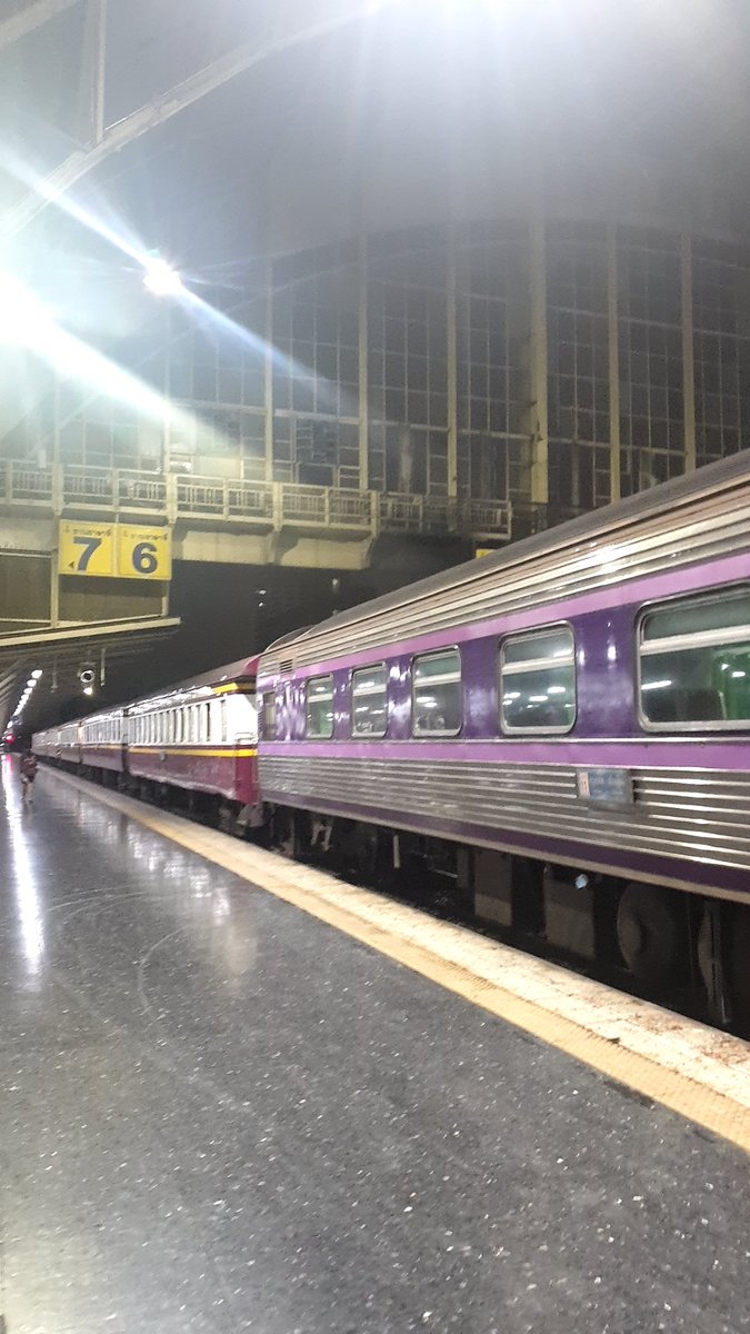 Pilantarat's tweet image. ชอบนั่งรถไฟ แต่ลำใยคนเดินขายของ พยายามพัฒนาหลายอย่าง แต่ดันปล่อยคนนอกมาเดินขายของ #PRIVACY #SECUREITY #รีวิวรถไฟ #รถไฟ