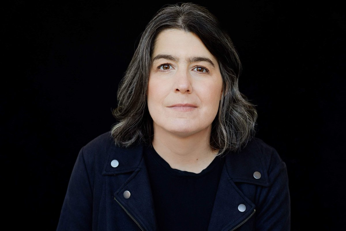 Annick Lefebvre, finaliste 2020 au #PrixSiminovitch, a fondé <a href="/le_crachoir/">Le Crachoir</a>. Sa pièce ColoniséEs a remporté le Prix Michel-Tremblay et été finaliste des Prix littéraires du Gouv général en 2019. Elle a été la protégée de l’auteur Olivier Choinière, lauréat du @SiminovitchPrz 2014.