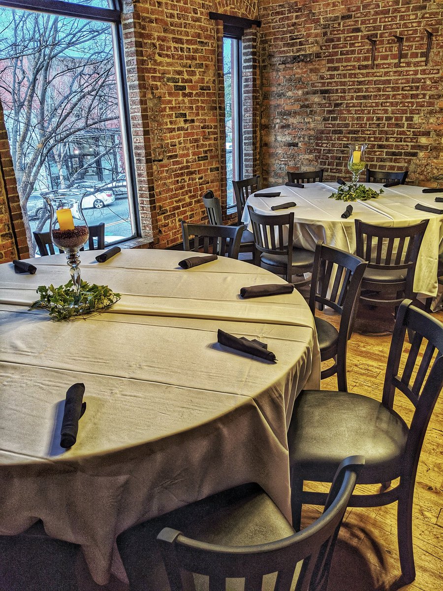 DeanosItalian's tweet photo. The Holidays are fast approaching, and we're getting into to Party Spirit! Book your special event with us, today! 478.275.1117 https://t.co/LY8Q2WvkDa