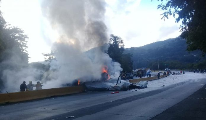 el_carabobeno's tweet photo. Volcamiento a la altura de Trincheras mantiene restringido el paso por la Valencia-Puerto Cabello https://t.co/aGz2axwg1i https://t.co/qCPsz3pvju