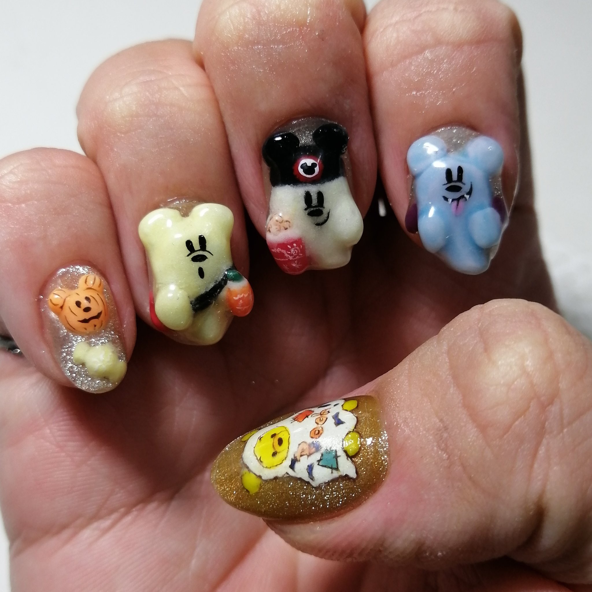 Erie S Nerd Nails ハロウィンと言えばやっぱりディズニー 相変わらず行く予定はないけどw 寝る時しばらく爪光ってる ｖ ﾆﾔ ネイル 痛ネイル キャラネイル 手描きイラスト 手描き アート 模写 モチーフネイル ディズニーネイル ハロウィンネイル