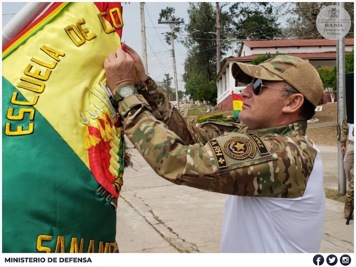 mindefbolivia's tweet photo. 📸 #Ahora/ El Ministro @Ferlopezjulio1 realiza en #Sanandita, la condecoración a los estandartes de la Tercera División del Ejército, Escuela de Cóndores Bolivianos y RC-3 Aroma, en mérito a la destacada labor realizada en primera línea en la lucha contra el #COVID19. https://t.co/fuF5jB0rxk