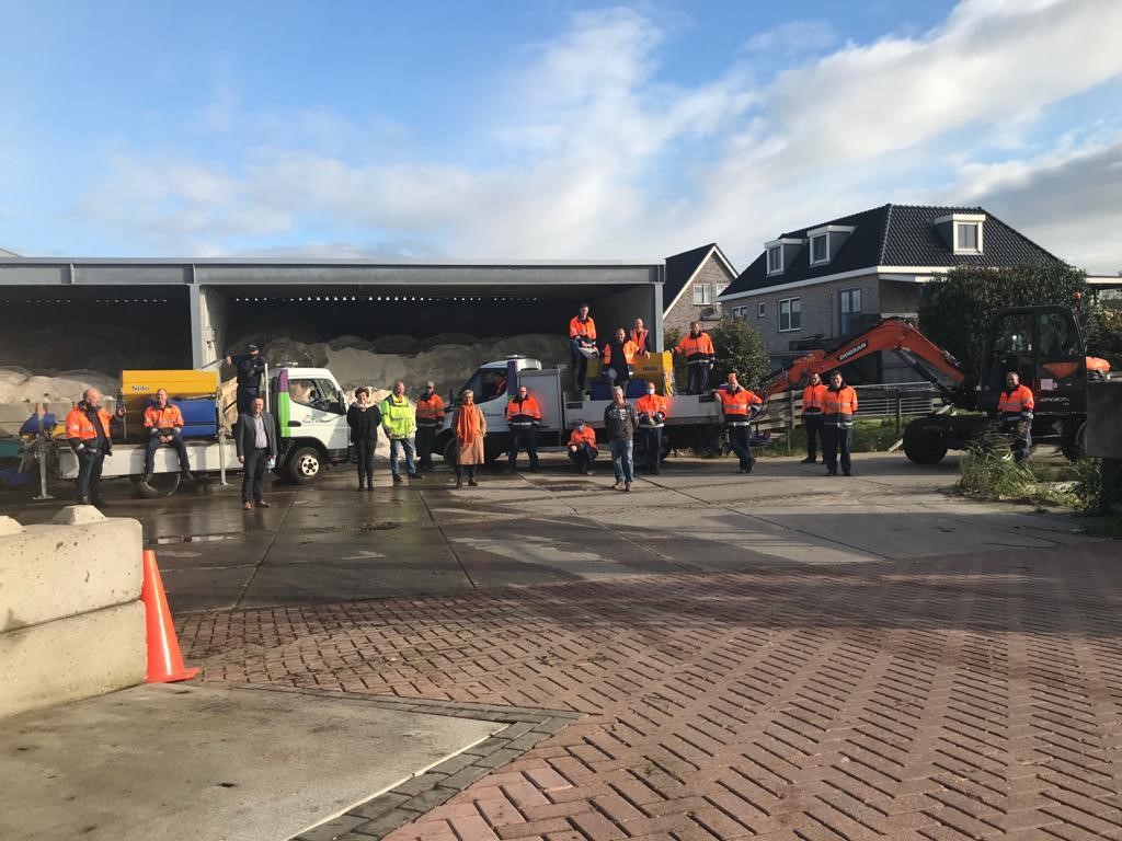 KaagenBraassem's tweet photo. Onze collega's van de buitendienst zijn er weer klaar voor! Er is voldoende strooizout geleverd, de routes zijn bekend en de wagens geïnspecteerd. https://t.co/VvkTvmOAKO