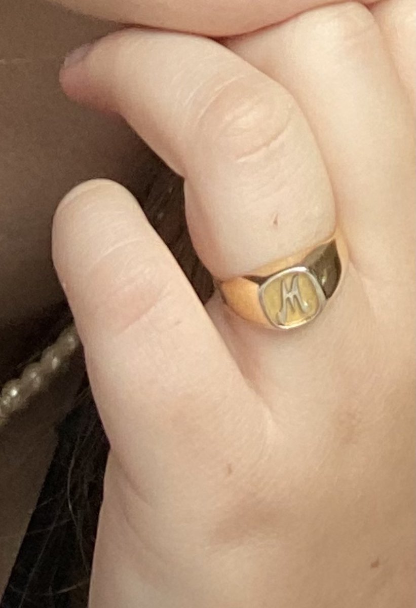 maximme_v's tweet photo. Ik ben vandaag mijn ring verloren aan Campus Syntra Berchem of Lidl aan Berchem Station. Moest iemand deze hebben gevonden of iemand kennen die plots dezelfde ring heeft, kan je mij aub contacteren? Het is een erfstuk en heeft dus enorm veel emotionele waarde voor mij ❤️ danku https://t.co/aKnZfFUEm4