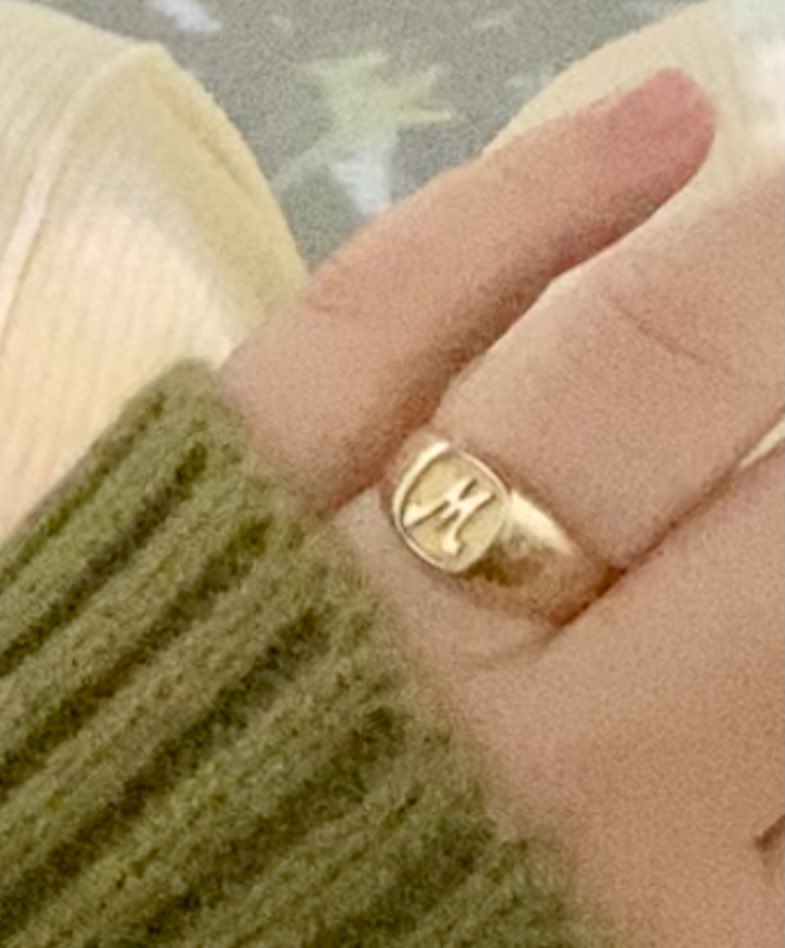 Ik ben vandaag mijn ring verloren aan Campus Syntra Berchem of Lidl aan Berchem Station. Moest iemand deze hebben gevonden of iemand kennen die plots dezelfde ring heeft, kan je mij aub contacteren? Het is een erfstuk en heeft dus enorm veel emotionele waarde voor mij ❤️ danku